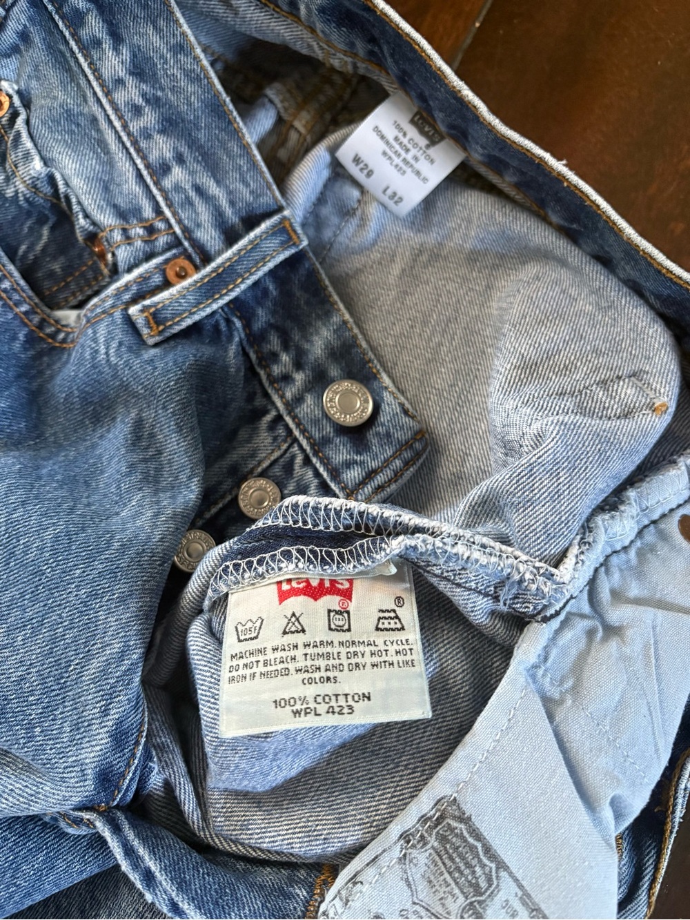 Vintage Levi's 501 Medium Wash Button-Fly Blue Jeans - Y2K - Picture 6 of 12